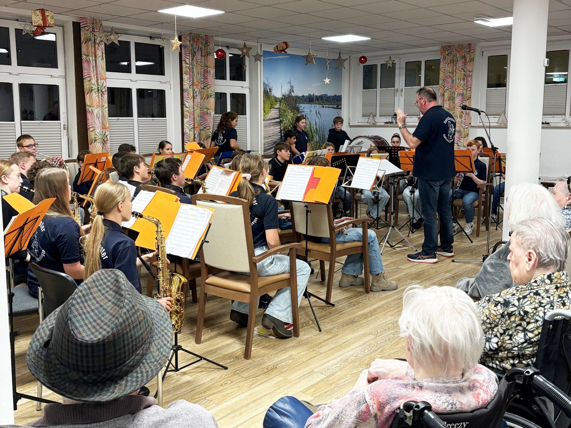 Mehr über den Artikel erfahren Vorweihnachtszeit im Haus der Betreuung und Pflege Am Deutenberg