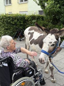 Tierischer Besuch im Haus der Betreuung und Pflege Kupferzell