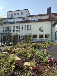 Ein Garten für alle Sinne: Seniorenresidenz Deisenhofen erhält neuen Demenz- und Sinnesgarten